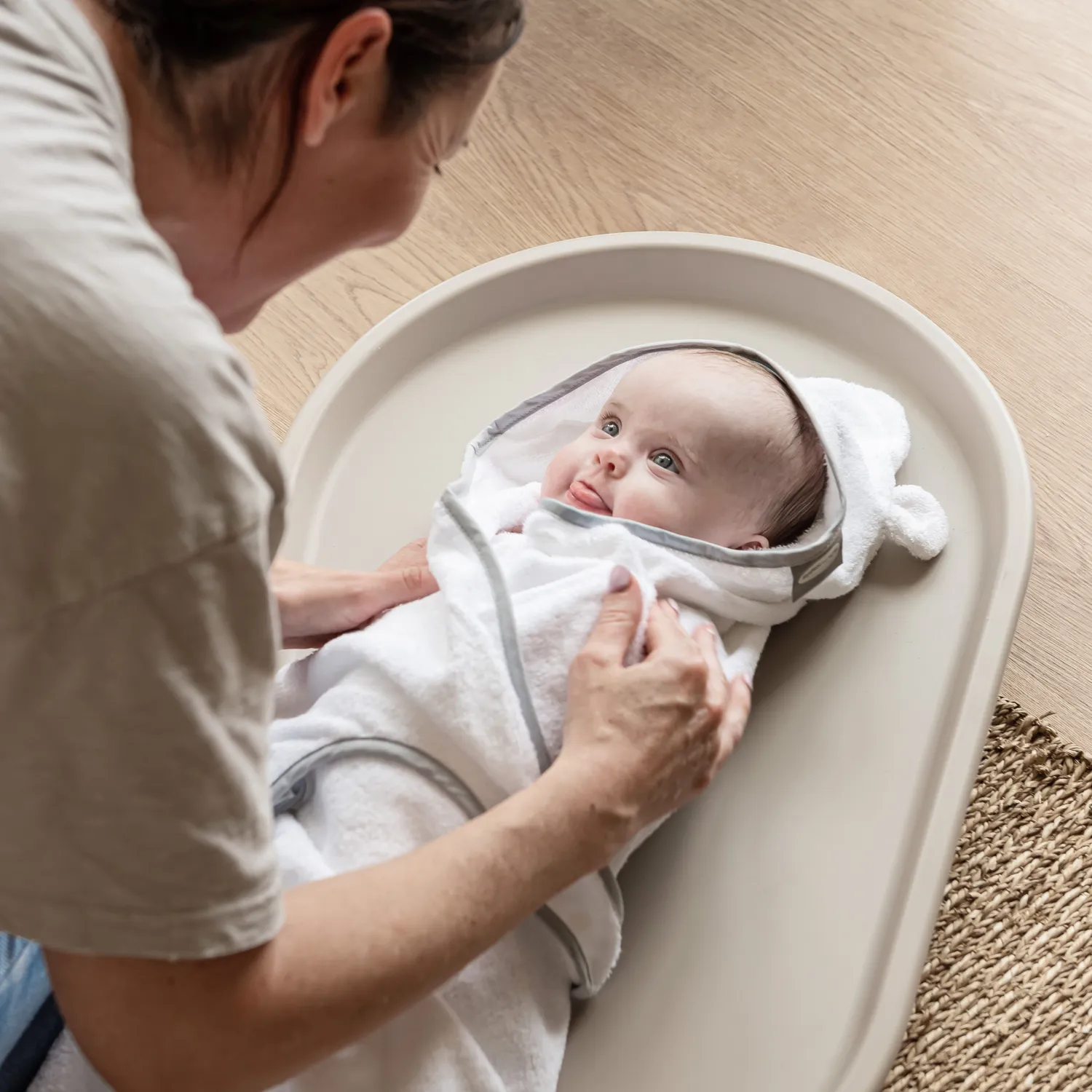 Shnuggle Squishy puslemåtte taupe blød