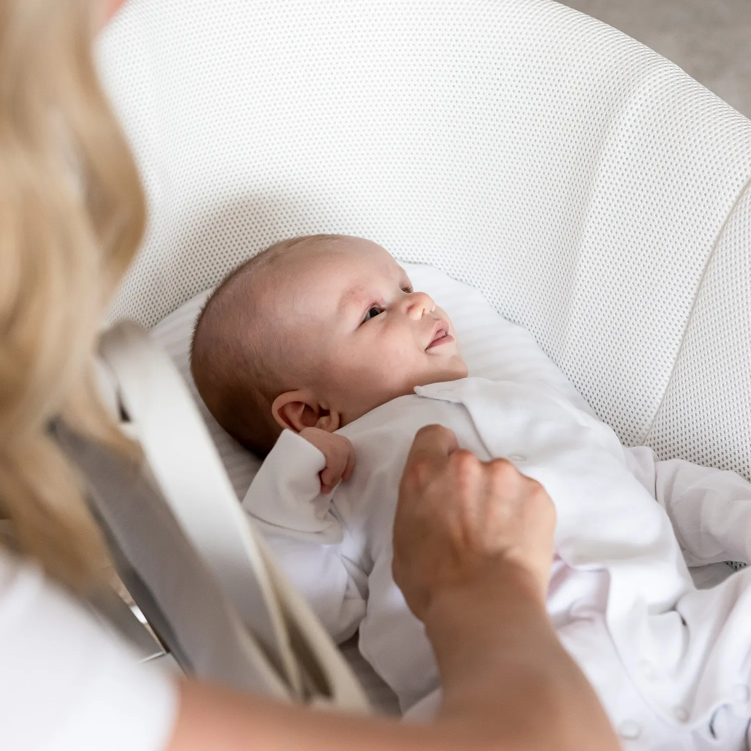 Shnuggle Dreami moseskurv med stativ pebble grey