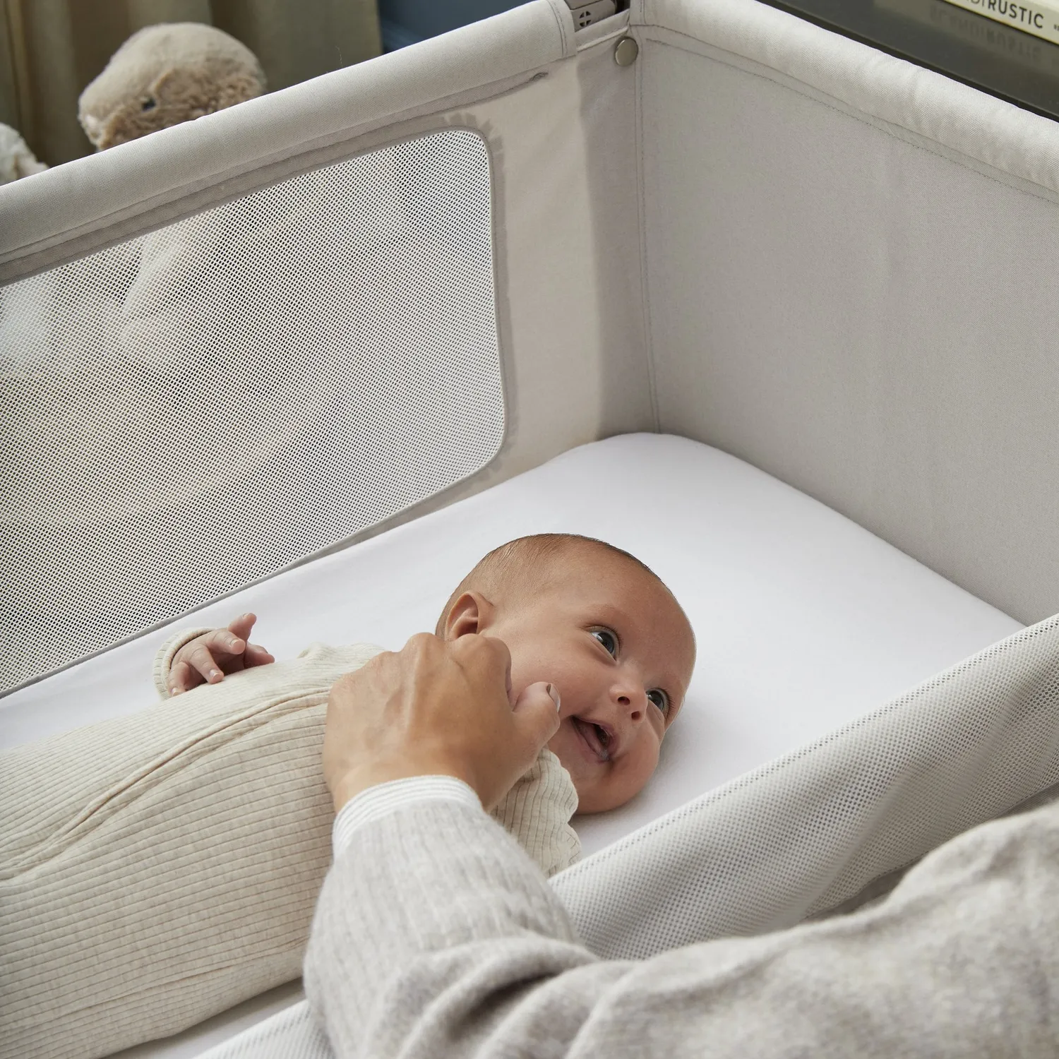 Shnuggle Air Lite samsovningsseng og sengetøj sæt