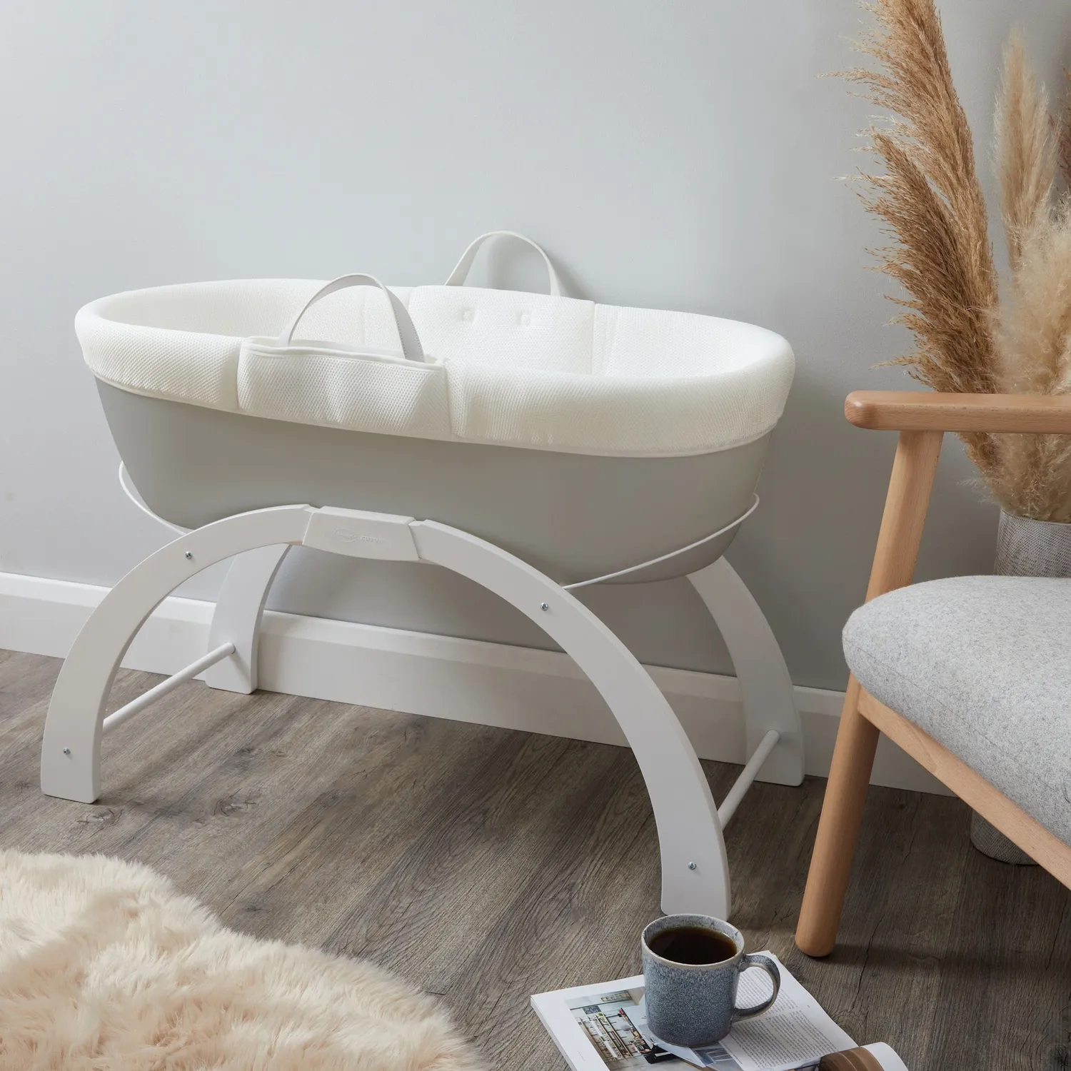 Shnuggle Dreami moseskurv med stativ pebble grey