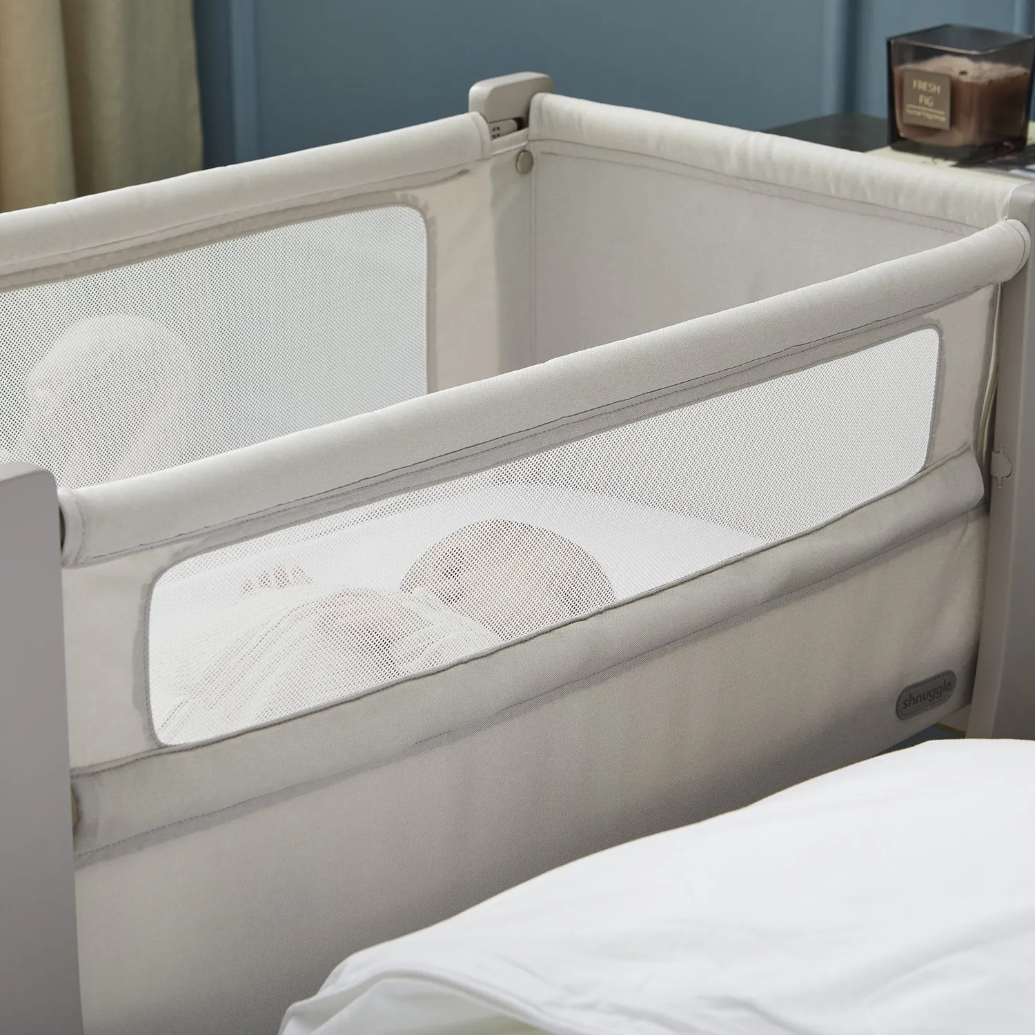 Shnuggle Air Lite samsovningsseng og sengetøj sæt