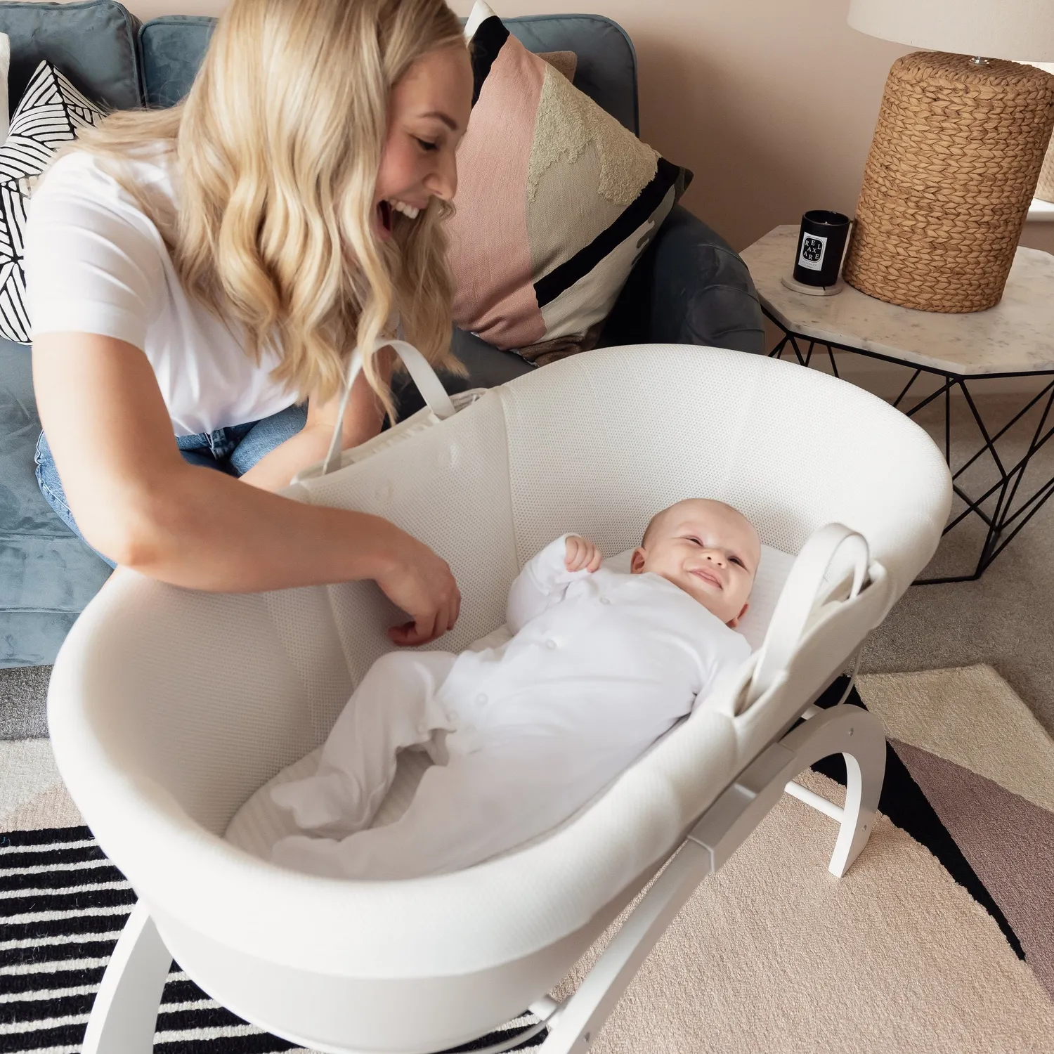 Shnuggle Dreami moseskurv med stativ pebble grey