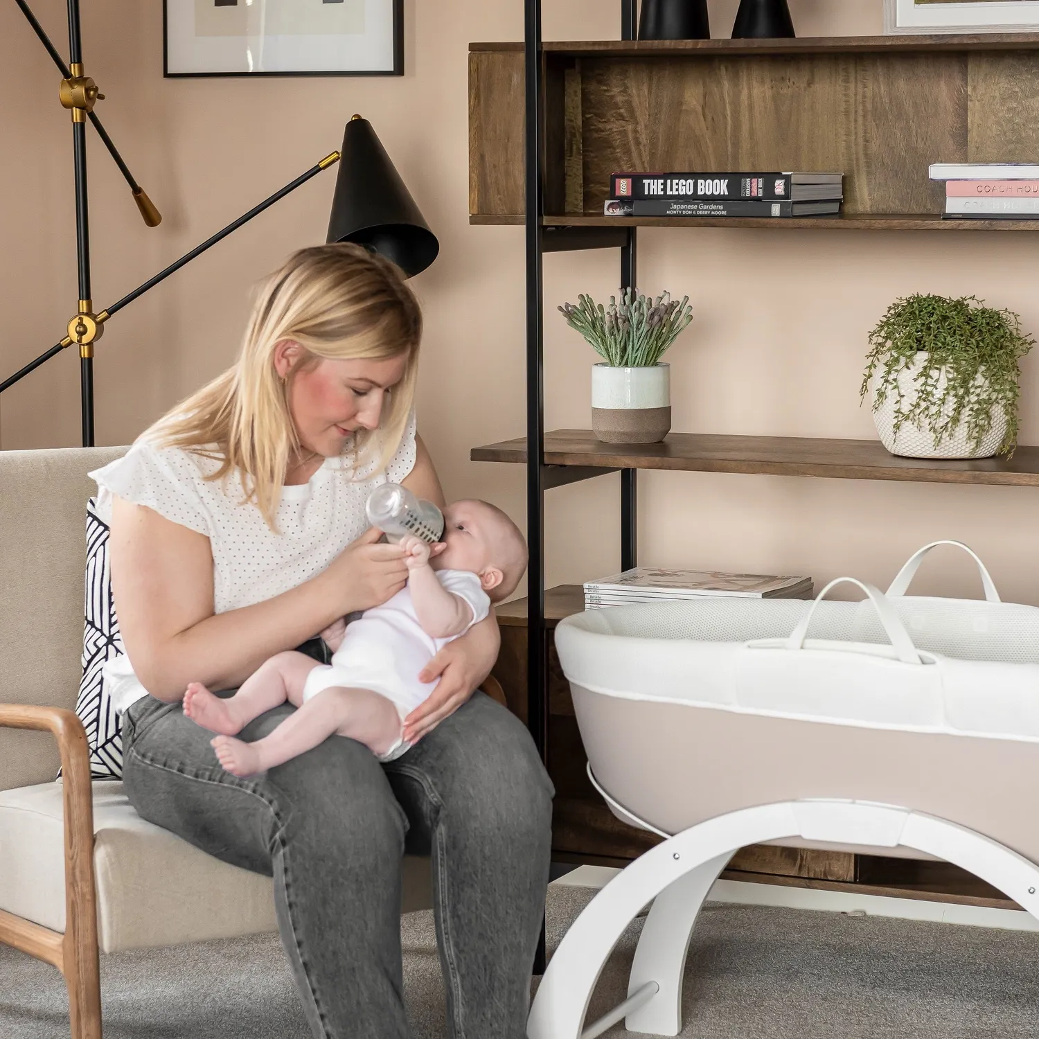 Shnuggle Dreami moseskurv med stativ pebble grey